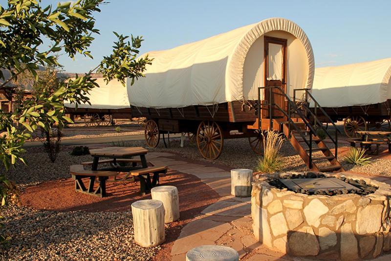 Zion White Bison Glamping & Rv Resort ヴァージン エクステリア 写真